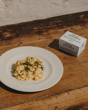 Huevos revueltos con flor de sal de Menorca y salicornia