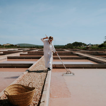 Cosecha artesanal en las balsas de las Salinas de la Concepción