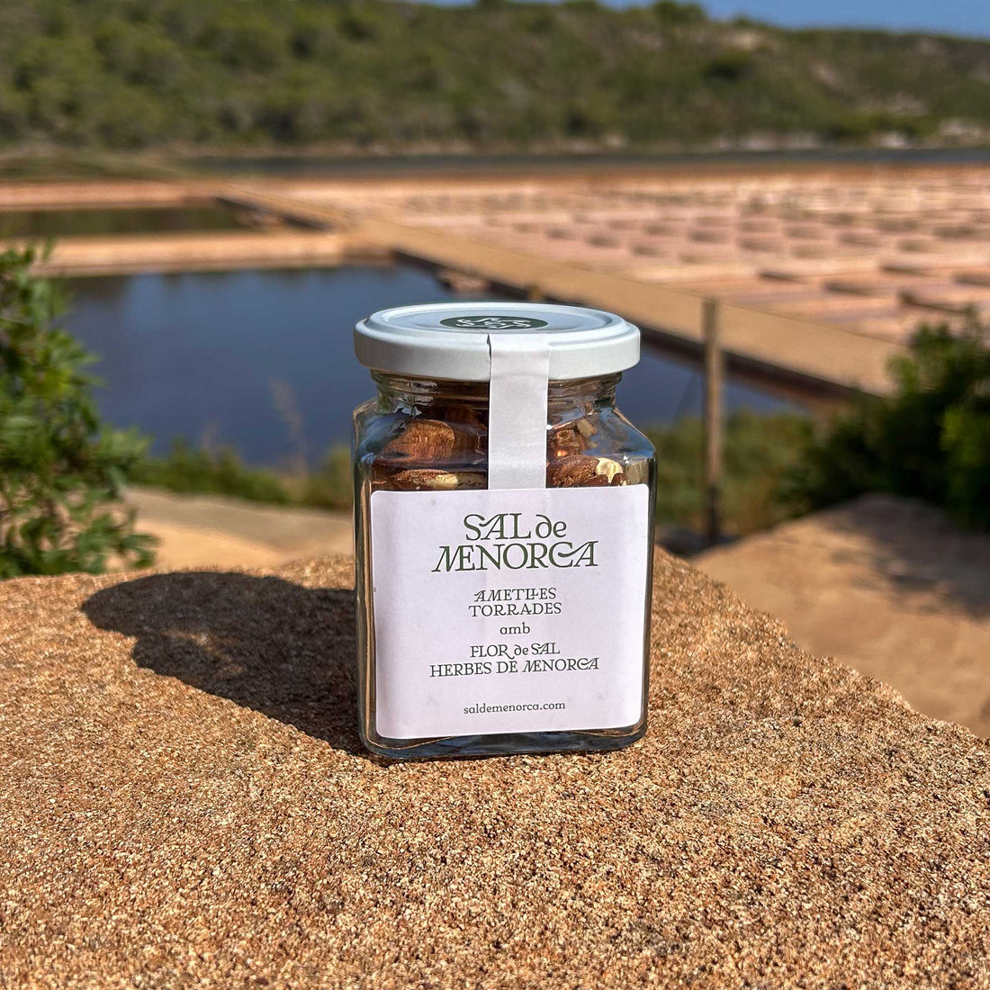 Almendra tostada con flor de sal hierbas de Menorca 130 g Sal de Menorca, bote de cristal