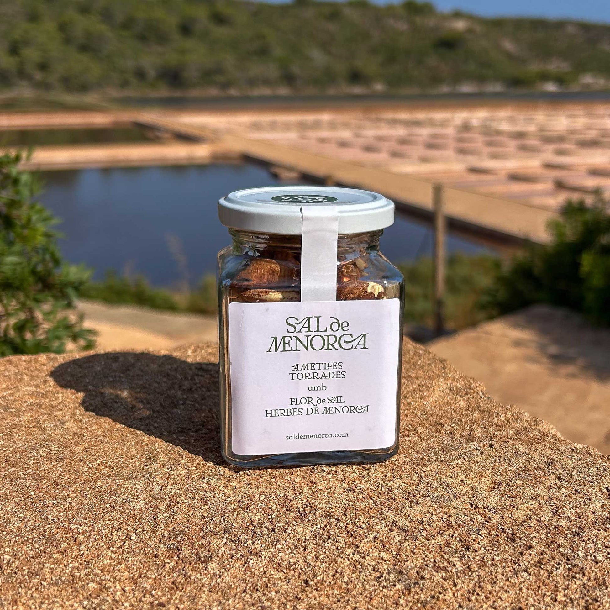Almendra tostada flor de sal hierbas de Menorca 130 g en las salinas