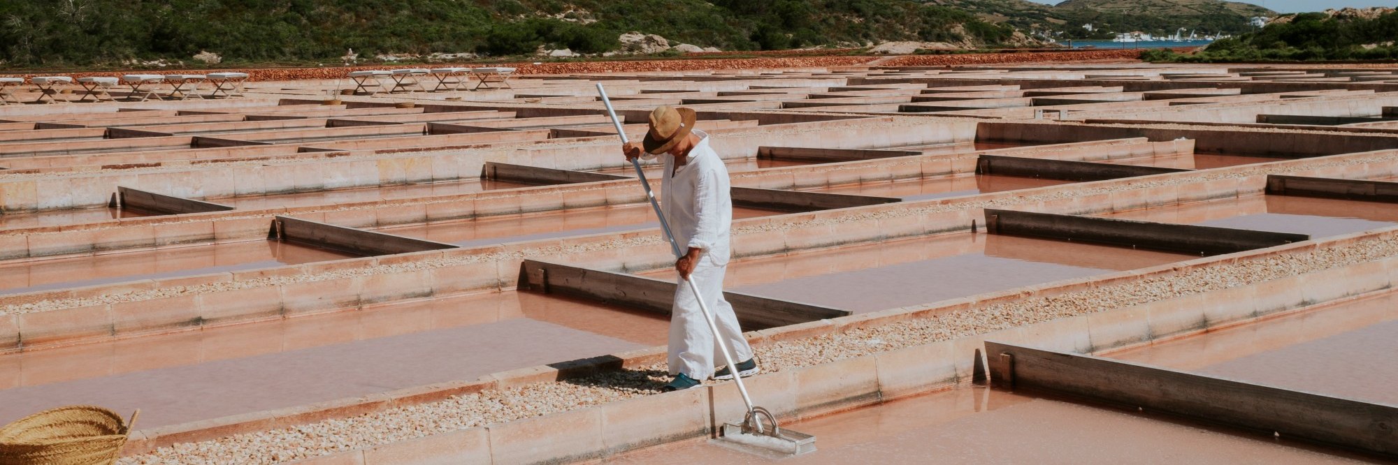 Salinero recogiendo la sal en las balsas de las Salinas de la Concepción